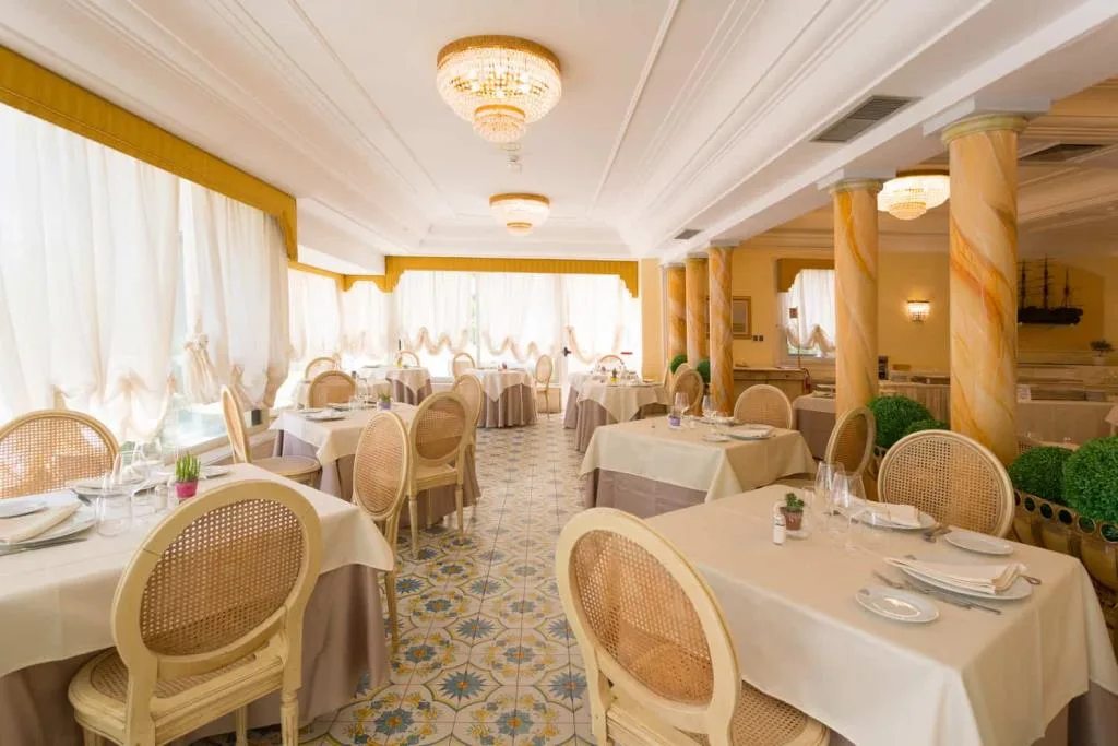 Sala ristorante con pavimento in maiolica e colonne